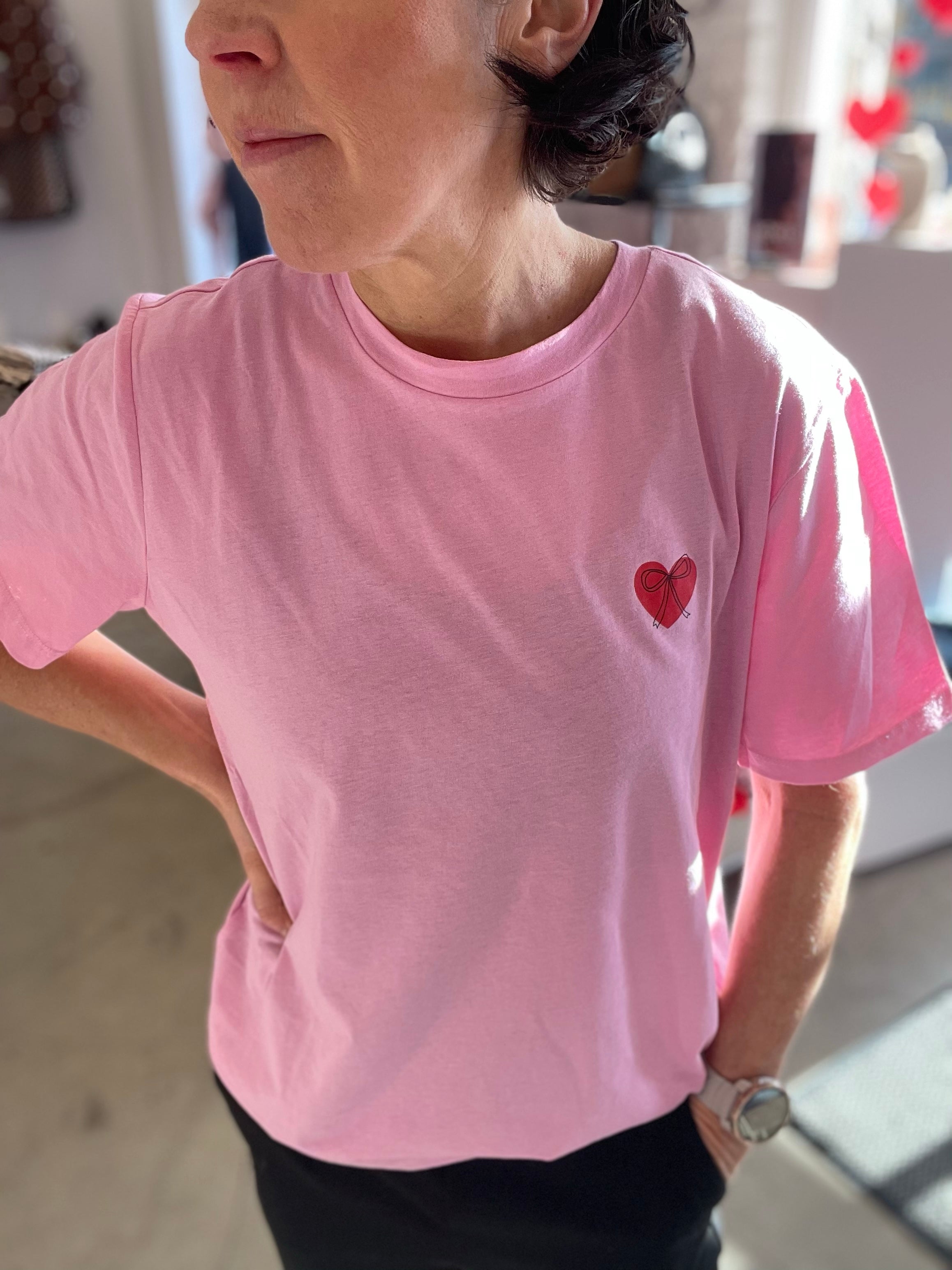 Pextansz T-Shirt Bonbon - Light pink cotton topp tröja with small red heart embroidery on chest. - BECCASIN STORE