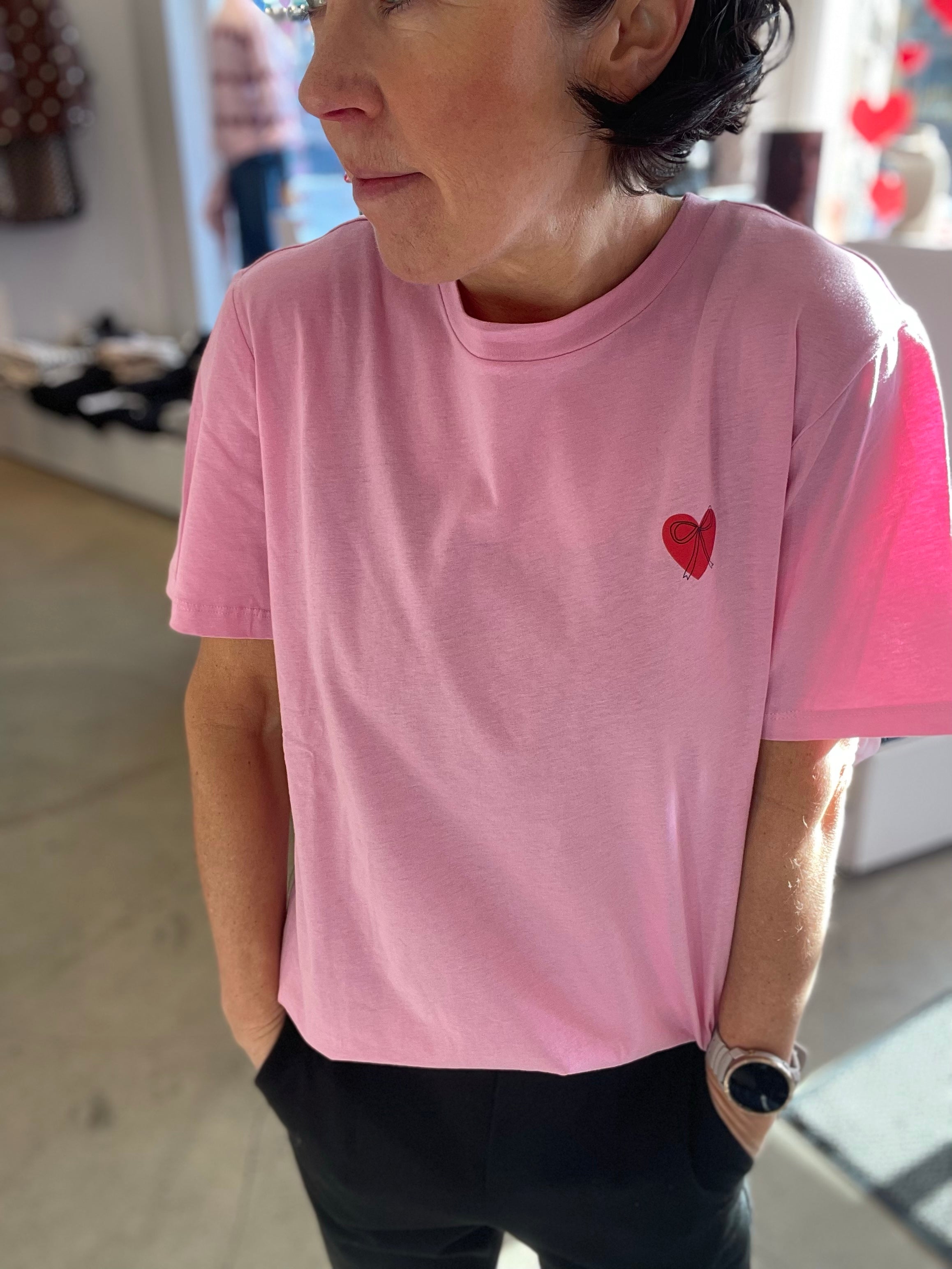 Pextansz T-Shirt Bonbon - Pink cotton topp tröja with small red heart embroidery on chest, worn with black pants. - BECCASIN STORE