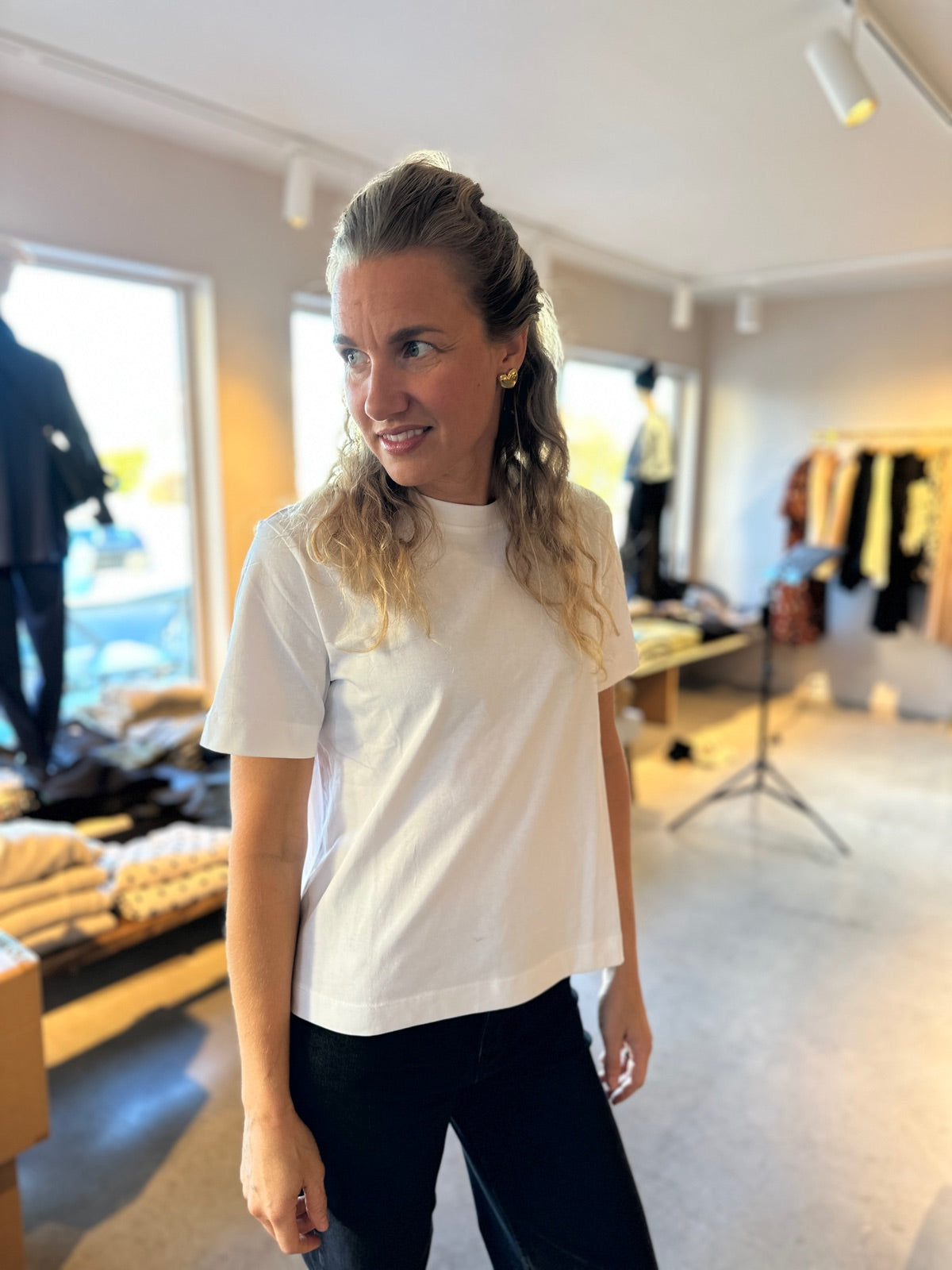 Slfessential Short Sleeve Boxy Tee Bright White - Bright white short sleeve boxy tröja with crew neck, worn with black pants in casual indoor setting. - BECCASIN STORE