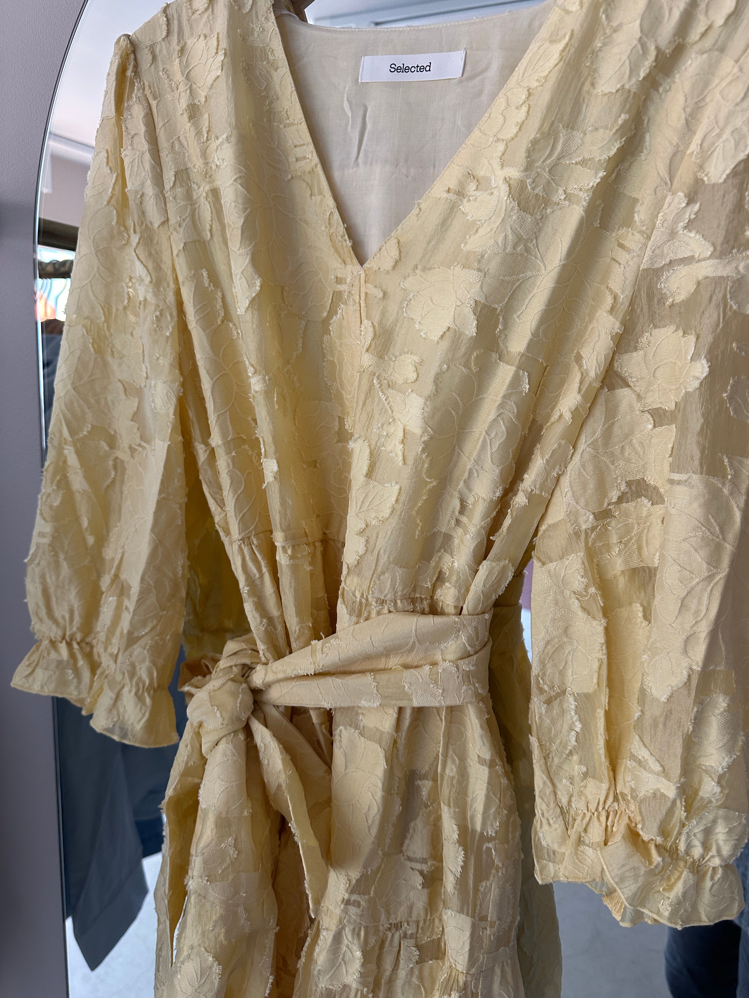 Slfsadie Midi Dress Italian Straw. Gul v-ringad klänning med puffärm och skärp.