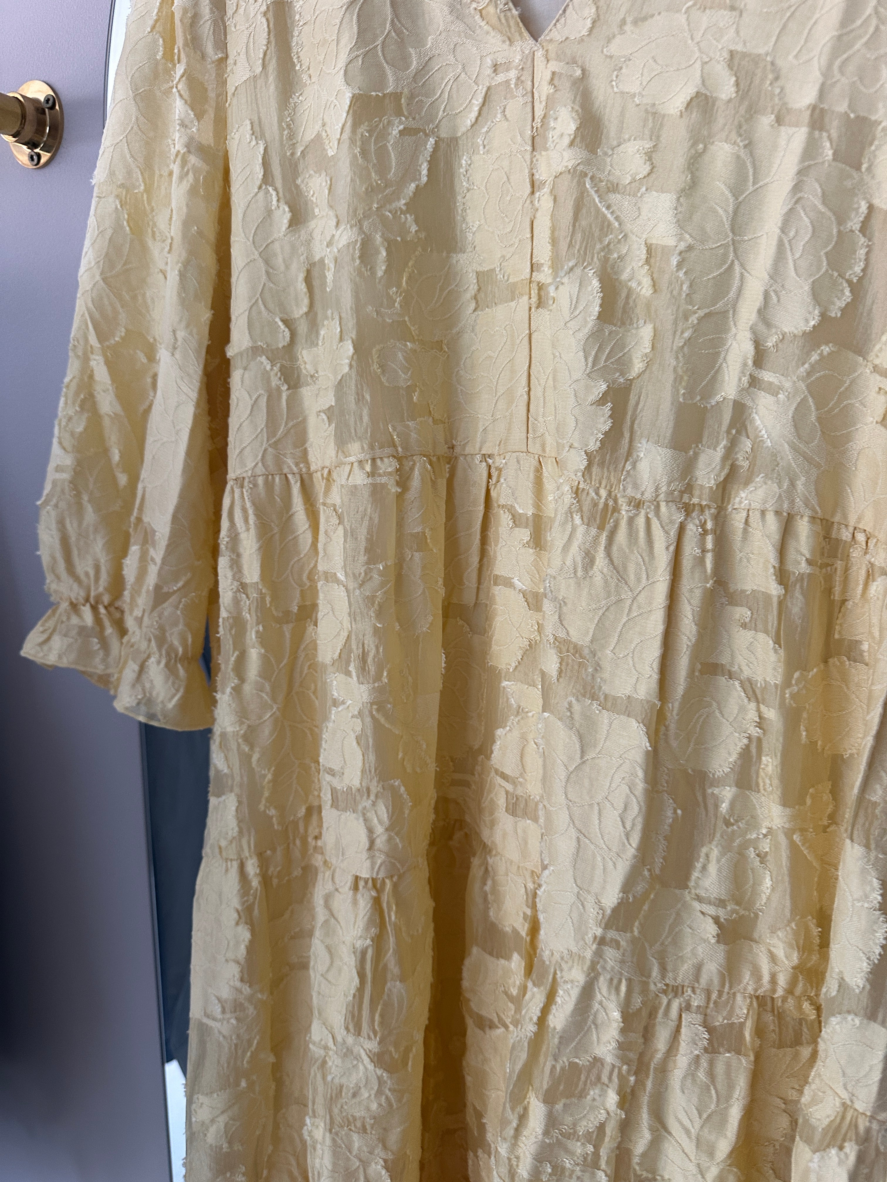 Slfsadie Midi Dress Italian Straw. Gul v-ringad klänning med puffärm och skärp.