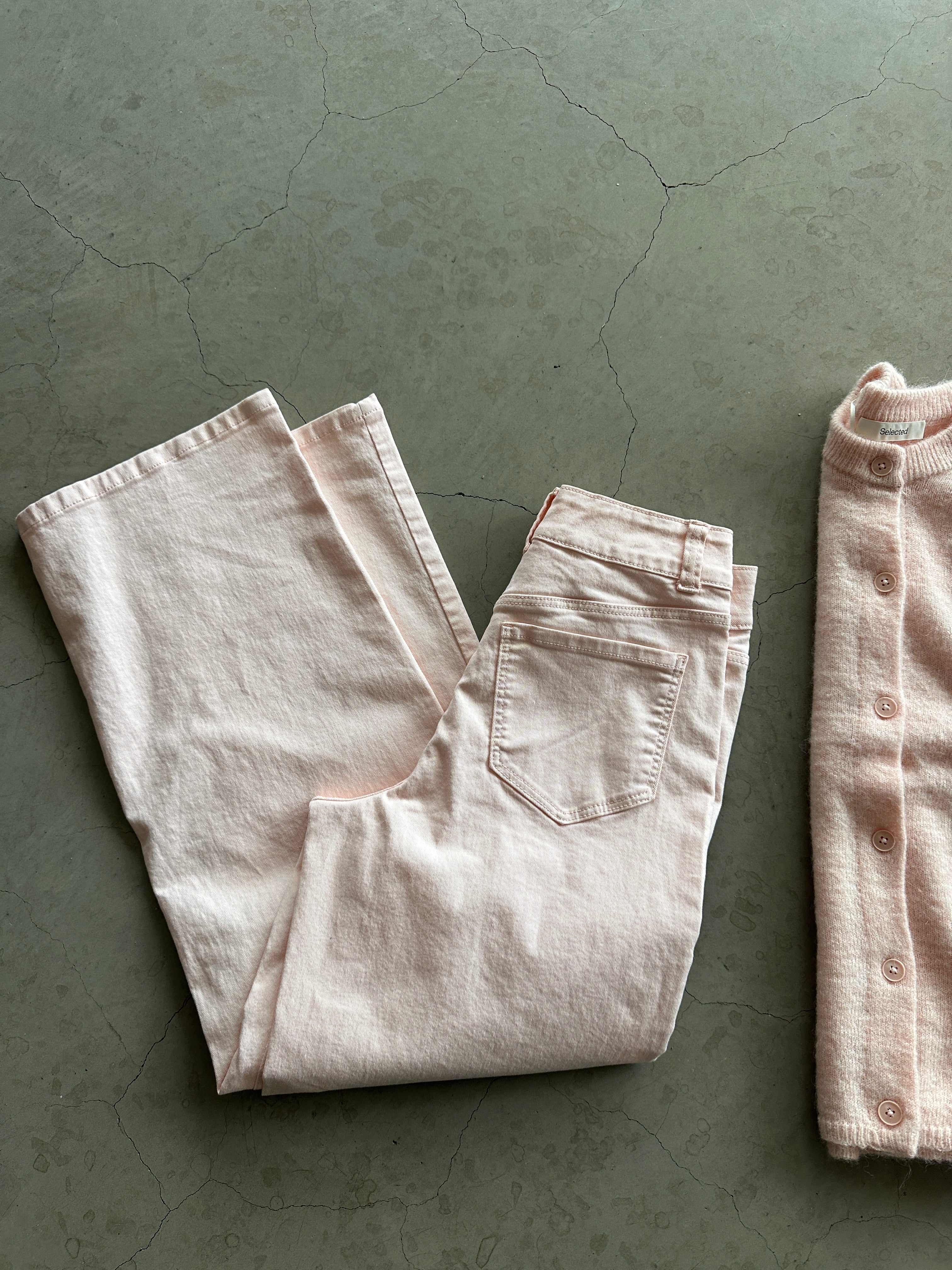 Viemma Hw Wide Jeans Nus Cherry Blossom. Ljust rosa jeans i en rak modell.