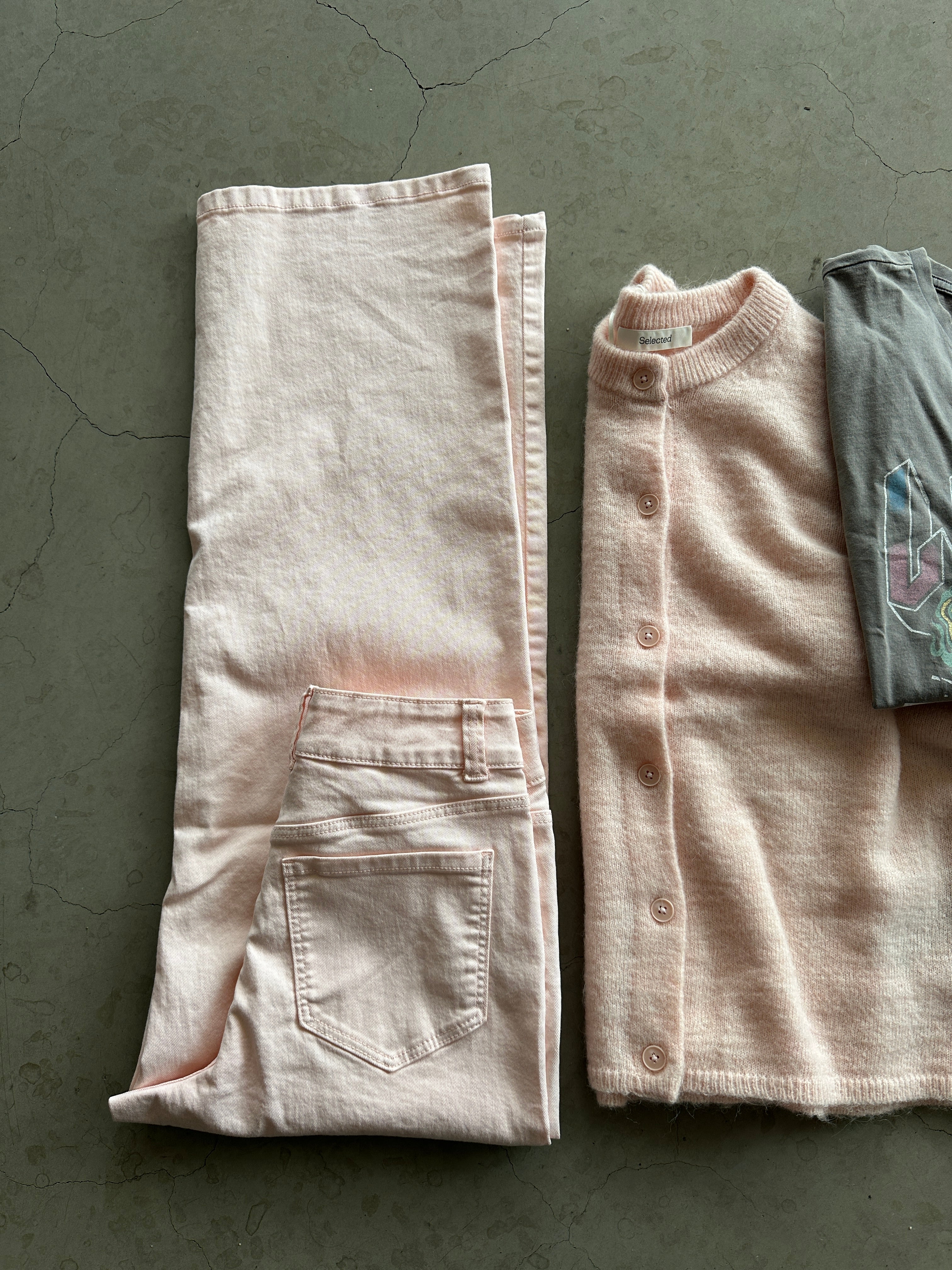 Viemma Hw Wide Jeans Nus Cherry Blossom. Ljust rosa jeans i en rak modell.
