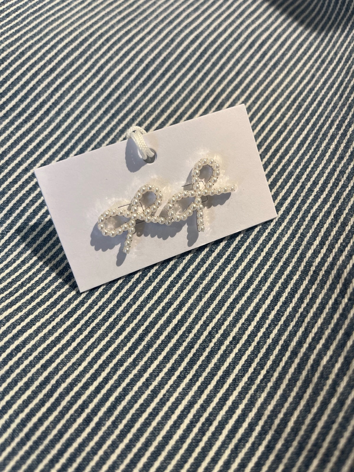 Vikyren Bow Earringsef Cloud Dancer