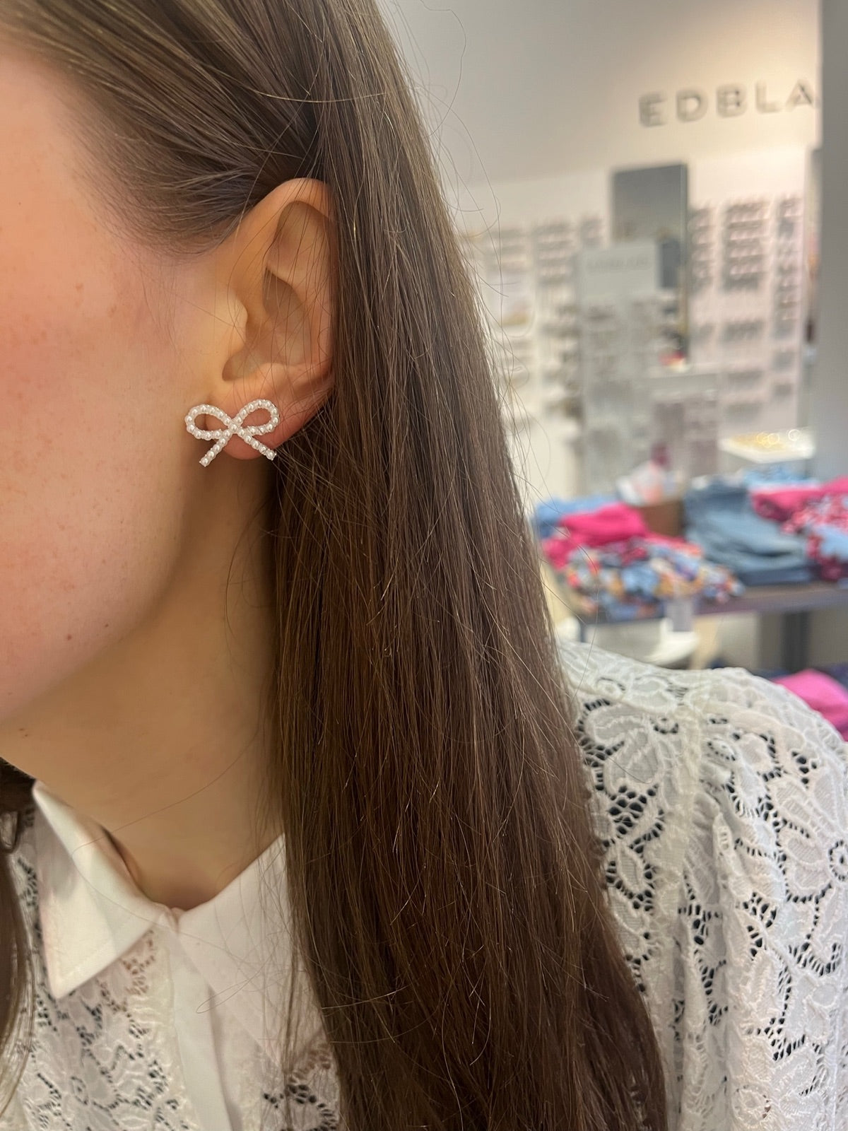 Vikyren Bow Earringsef Cloud Dancer