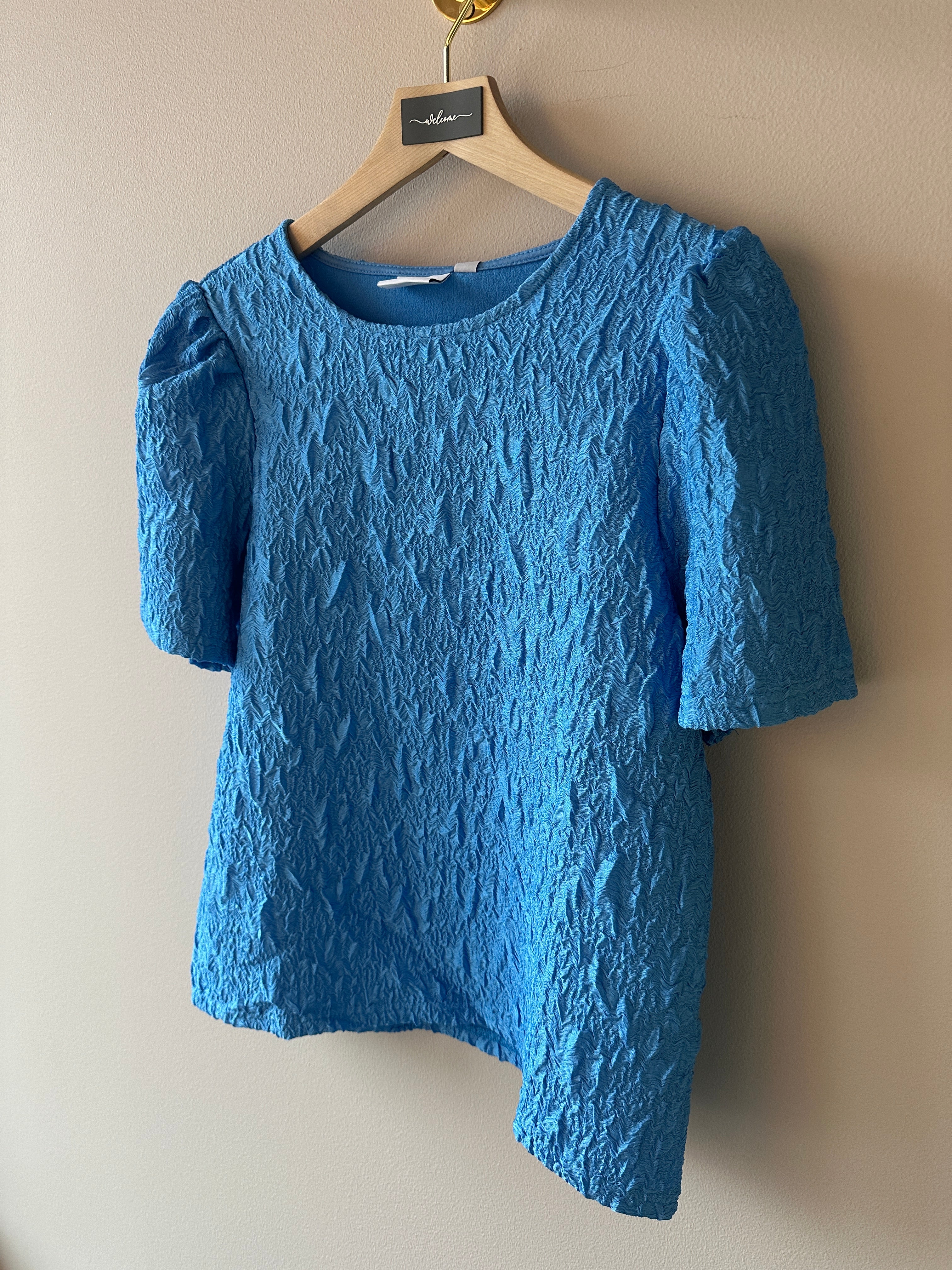 Visophia O Neck Short Sleeve Top All Aboard. Blå textur blus med korta puff ärmar. 