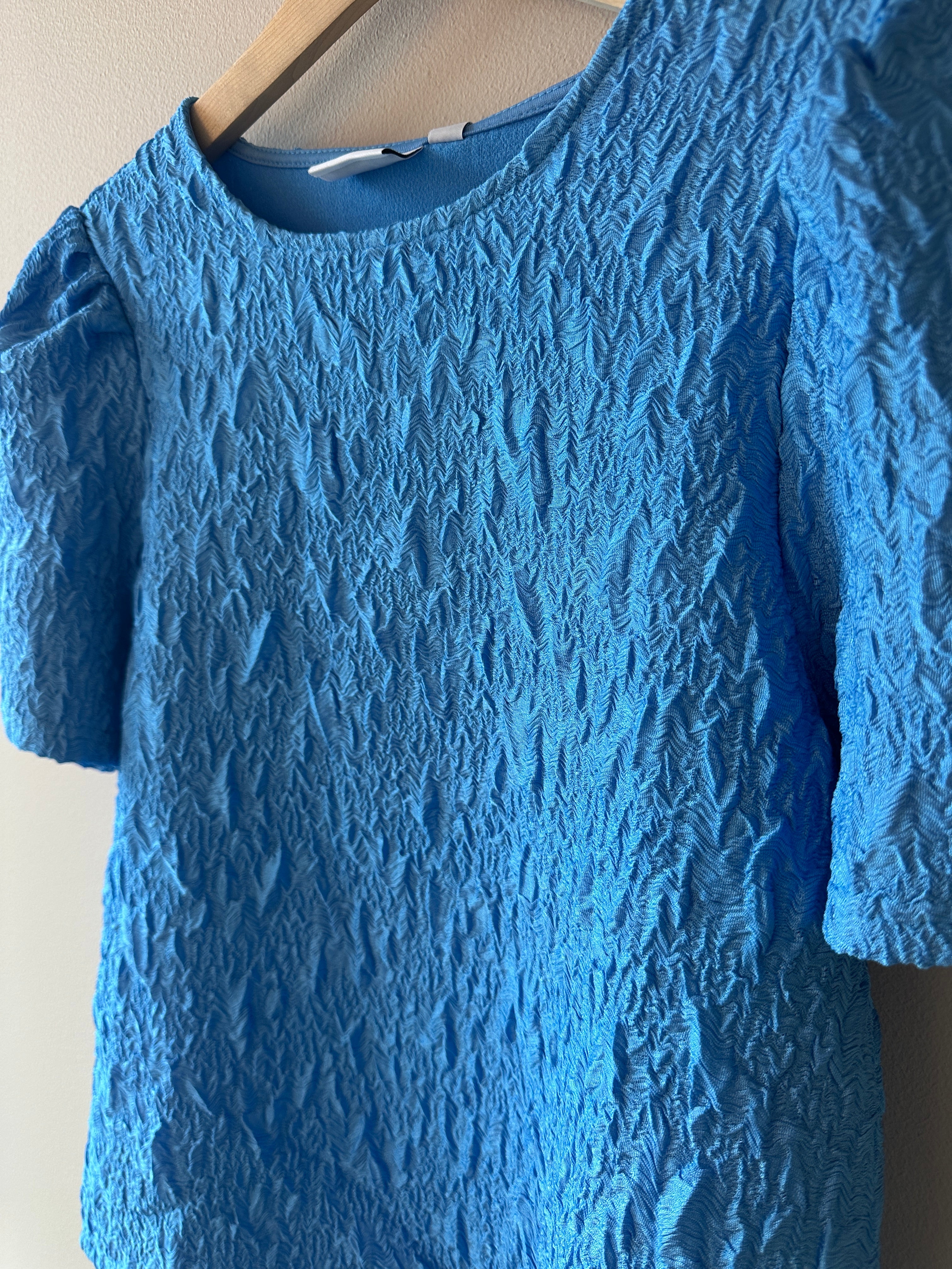 Visophia O Neck Short Sleeve Top All Aboard. Blå textur blus med korta puff ärmar. 