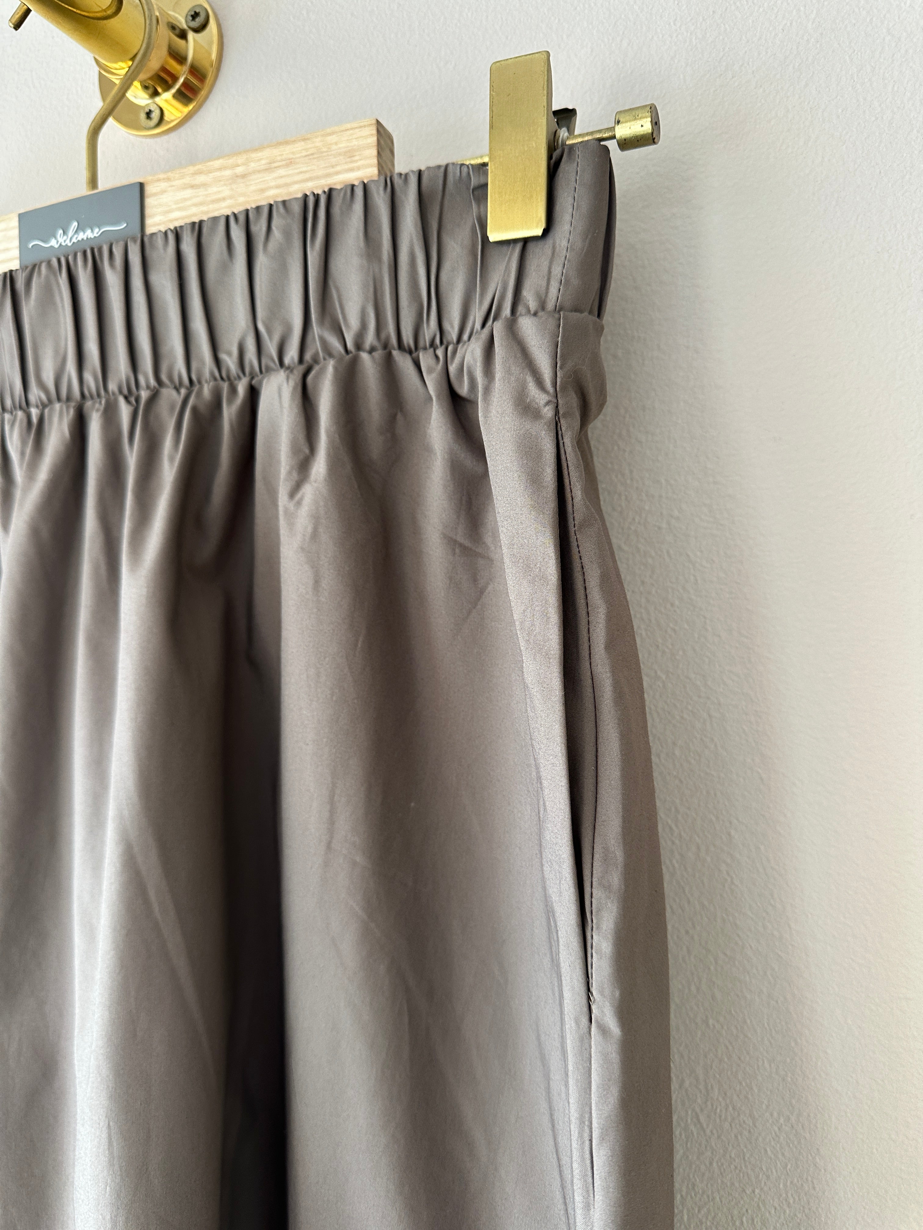 Brun kjol i bomull med sidofickor och elastisk midja. 