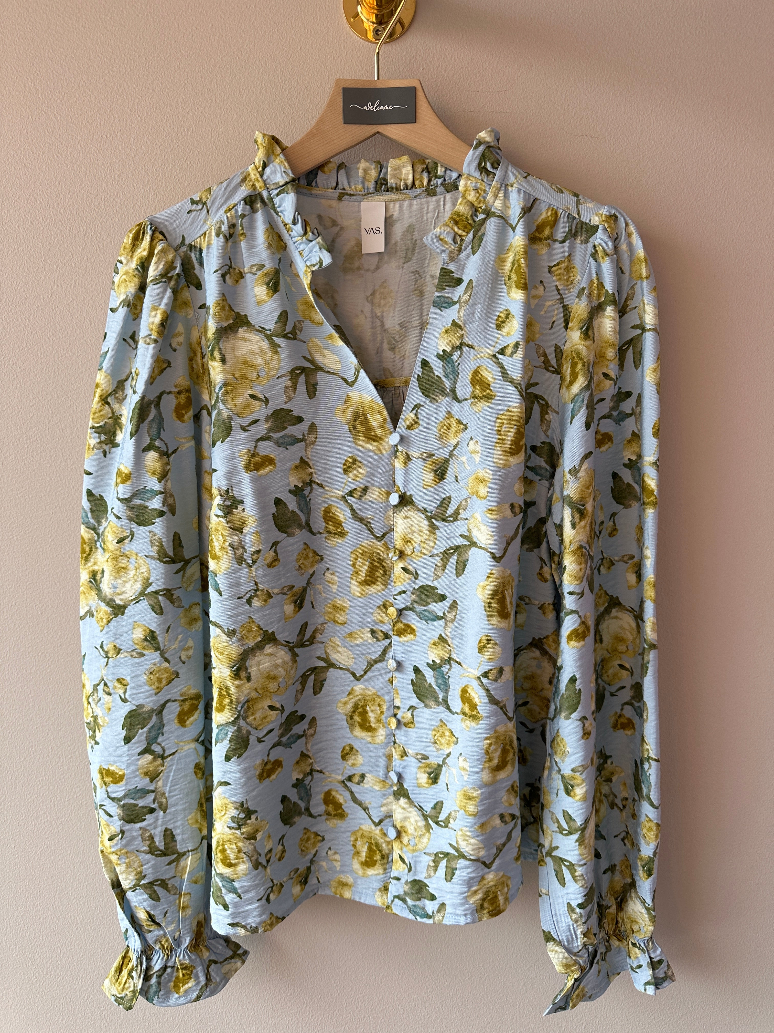 Yaskaya Long Sleeve Shirt Skyway Matira. Långärmad blus i luftig viskos med ett vackert fall och en mjuk känsla mot huden med en blommigt mönster.