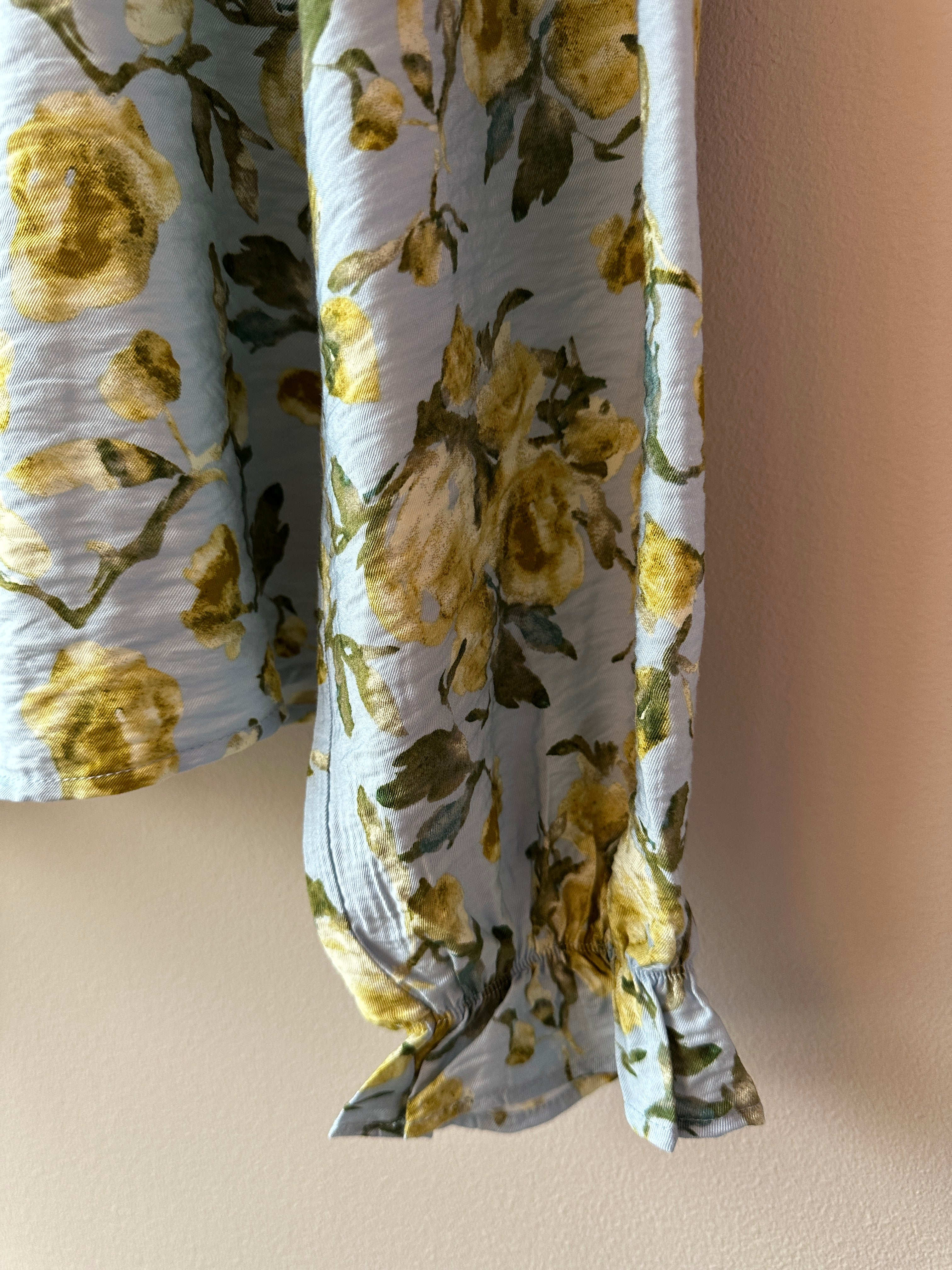 Yaskaya Long Sleeve Shirt Skyway Matira. Långärmad blus i luftig viskos med ett vackert fall och en mjuk känsla mot huden med en blommigt mönster.