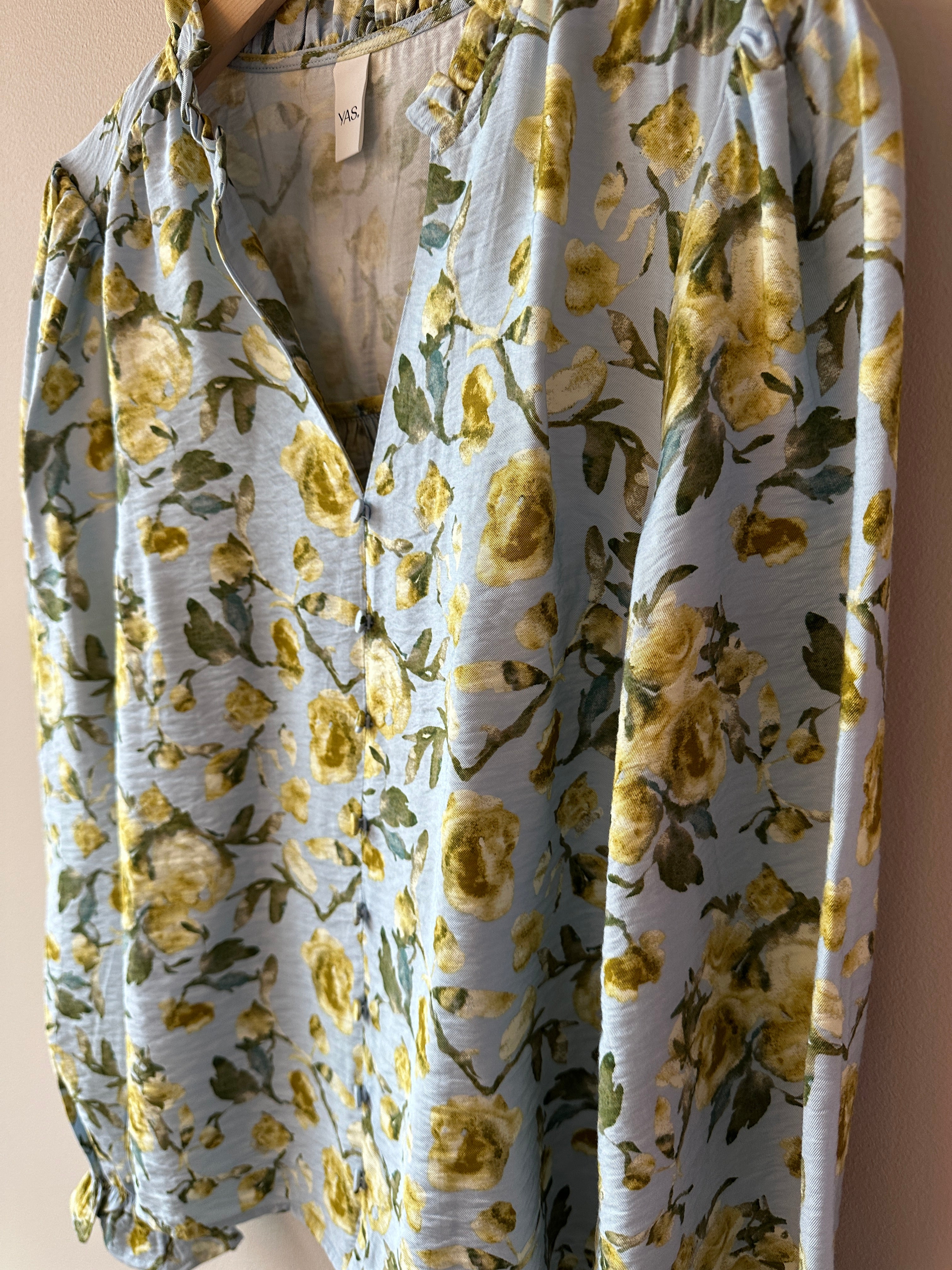 Yaskaya Long Sleeve Shirt Skyway Matira. Långärmad blus i luftig viskos med ett vackert fall och en mjuk känsla mot huden med en blommigt mönster.