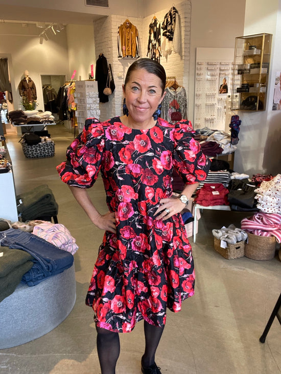 Yaspoppina Dress Show Black Poppina Aop