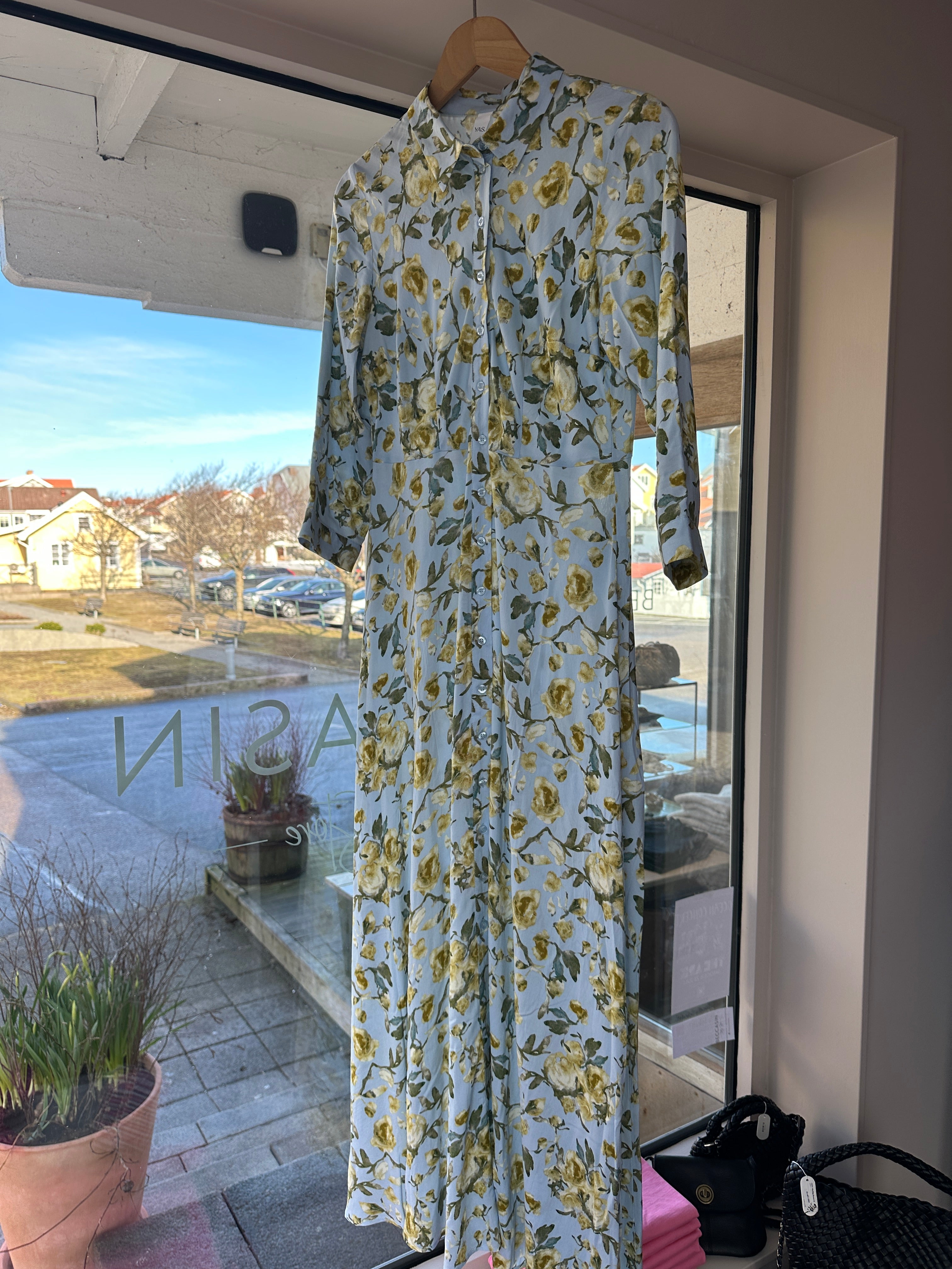 Skjortklänning i härliga blå och gröna kulörer.