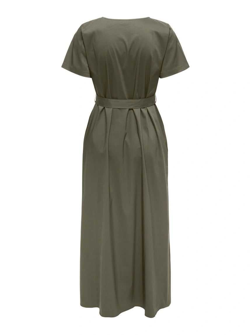 V-ringad i maxilängd med knäppning hela vägen ned.