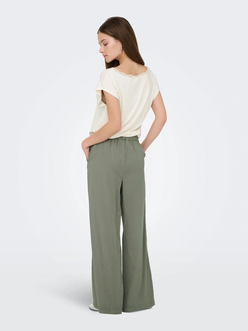 Oliv grön kostymbyxa i rak modell med resår in midjan.