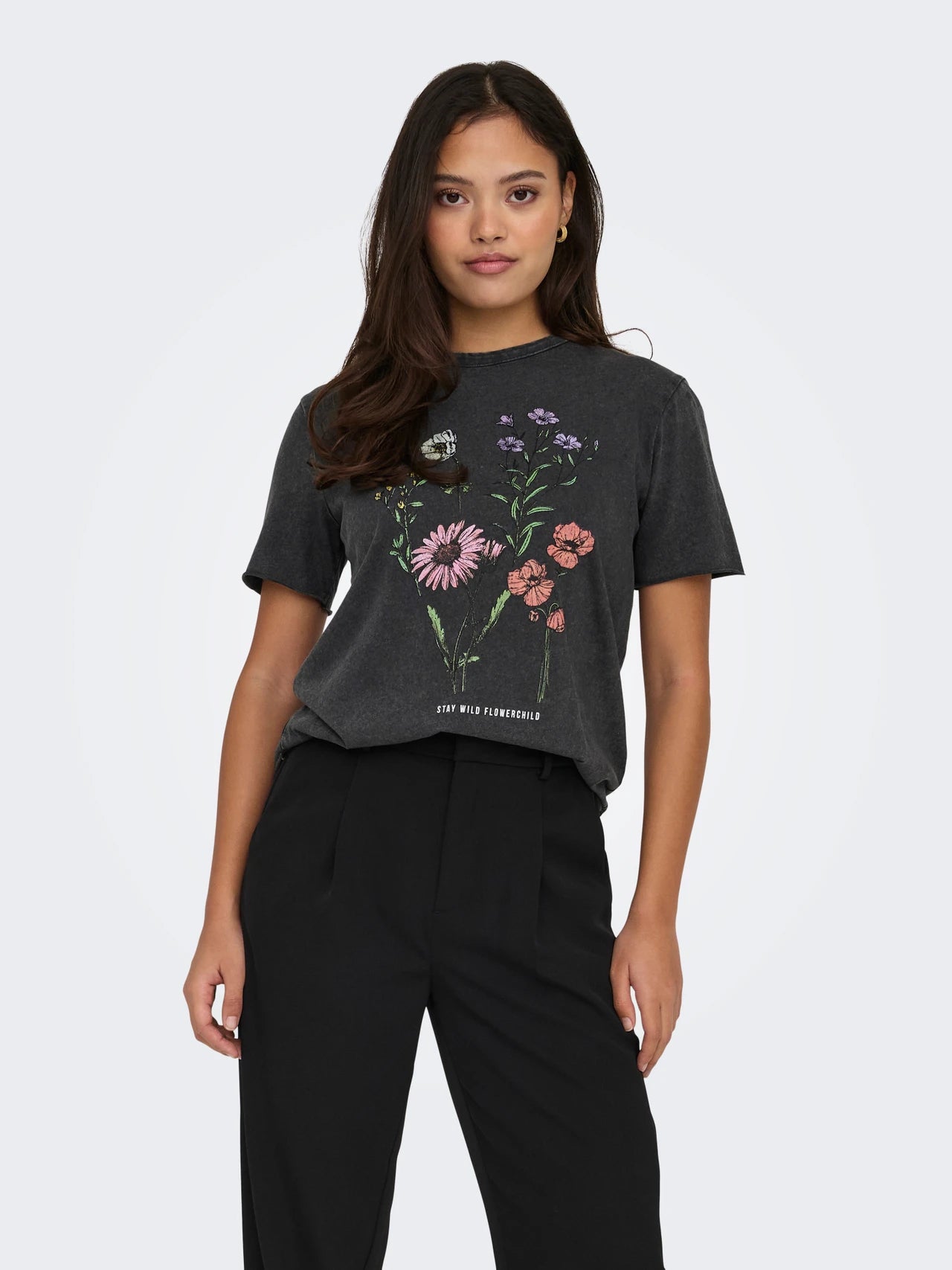 Onllucy Life Short Sleeve Top Black Flowerchild. Svart tvättat t-shirt med blommig tryck.