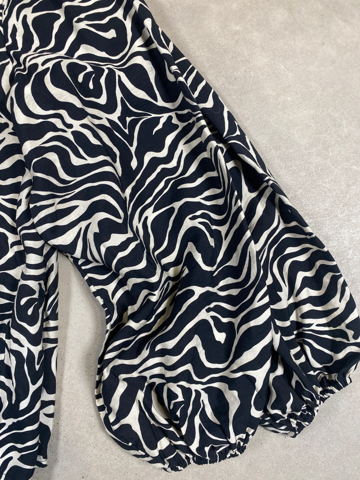 Objleonora Long Sleeve V Neck Top Black Sandshell Animal